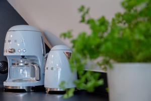 dos robots sentados en una mesa junto a una planta en Backbord en Westerland