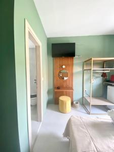 1 dormitorio con cama, espejo y baño en Lord Ape Suites Club en Benitses