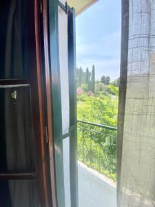 d'une porte ouverte avec vue sur un balcon. dans l'établissement Lord Ape Suites Club, à Benitses