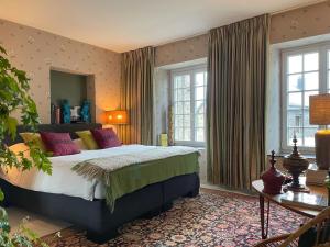 sypialnia z dużym łóżkiem i 2 oknami w obiekcie L'Art de la fugue w mieście Daverdisse
