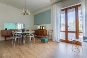Una sala de estar con mesa y sillas y una cocina. en Il Pino Marittimo, en Viareggio