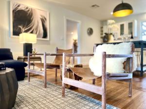 una sala de estar con una mesa y sillas en The Burbank House, en Fredericksburg