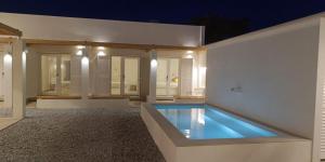 a house with a swimming pool at night at Entrellacunes in Poblenou del Delta