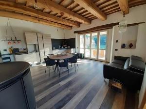 a kitchen and living room with a table and chairs at Ca' Gulino - Urbino - Villa con Minipiscina in Borgo Antico in Urbino