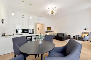 Apartmán s balkónom في ترينسين: مطبخ وغرفة معيشة مع طاولة وكراسي