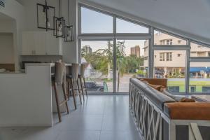 een woonkamer met een bar en een groot raam bij The Biscayne Hotel in Miami