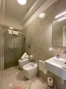 Ένα μπάνιο στο Paura Suite Apartment +39 φωτογραφίες