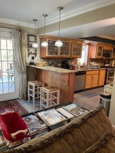 uma sala de estar com uma mesa e uma cozinha em Spacious Light & Bright Private Apartment em Great Falls