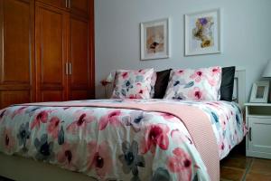 um quarto com uma cama com colcha floral em Casa Guiguan em Tinguatón