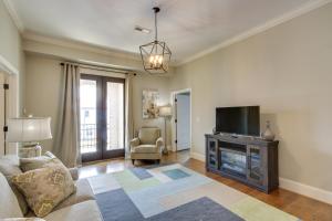 un salon avec un canapé et une télévision dans l'établissement Keestone Resort Apartment about 7 Mi to State Park, à Loretto