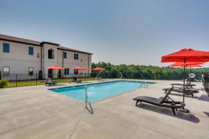 una piscina con sillas y sombrillas en Loretto Vacation Rental 7 Mi to State Park!, en Loretto