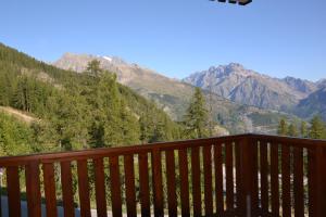 un balcon avec vue sur les montagnes dans l'établissement Les Gentianes 1800, à Puy-Saint-Vincent