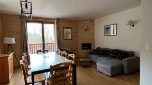 un salon avec une table et un canapé dans l'établissement Les Gentianes 1800, à Puy-Saint-Vincent