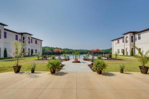 une passerelle avec des plantes et des bâtiments en pot dans l'établissement Keestone Resort Apartment about 7 Mi to State Park, à Loretto