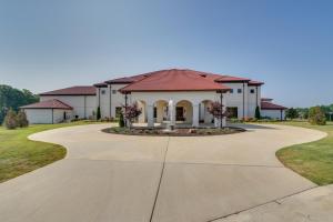 a driveway leading to a house at Keestone Studio with Resort Amenities! in Loretto