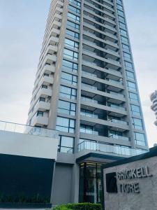 een hoog gebouw met een bord ervoor bij Top Rentals Brickell in Tigre