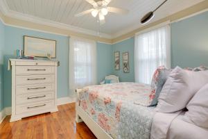 Ένα ή περισσότερα κρεβάτια σε δωμάτιο στο Pet-Friendly St Augustine Home Steps to Downtown!