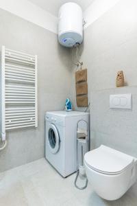La salle de bains est pourvue d'un lave-linge et de toilettes. dans l'établissement Apartments Tatjana II, à Cres