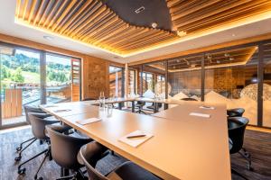 a conference room with a large table and chairs at Alpin Peaks in Turracher Hohe