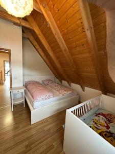 - une chambre avec un lit et un plafond en bois dans l'établissement Das Landhotel zur Mühle, à Münster