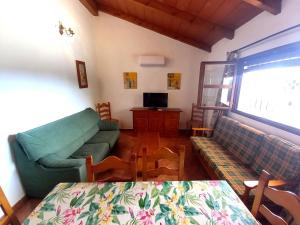 un soggiorno con divano e tavolo di Casa independiente con piscina - Villa Pintor a Conil de la Frontera