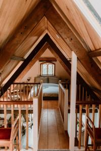 Habitación en el ático con cama y ventana en The Boathouse at Old Court, en Strangford