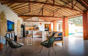 巴里查拉的住宿－Casa Peak Barichara，带沙发和椅子的客厅以及厨房。