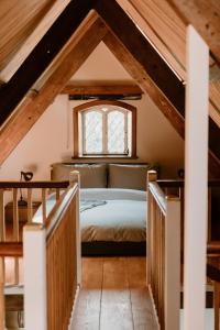 ein Schlafzimmer mit einem Bett im Dachgeschoss in der Unterkunft The Boathouse at Old Court in Strangford