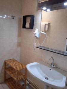 y baño con lavabo blanco y espejo. en Auberge du pont canal en Briare