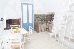 een keuken met een witte tafel met sinaasappels erop bij Borgo Albergo Capozzi 41 in Monopoli