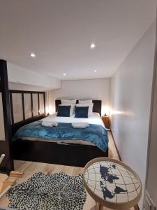 1 dormitorio con 1 cama grande y 1 mesa en Nouveau - Au coin du Château en Nantes