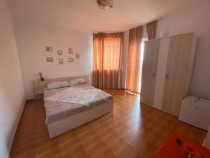 - une chambre avec un lit et une grande fenêtre dans l'établissement Sunset Villa, à Costinesti