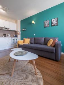 ein Wohnzimmer mit einem Sofa und einem Tisch in der Unterkunft City Oasis: Stylish Retreat in the Heart of Sofia in Sofia