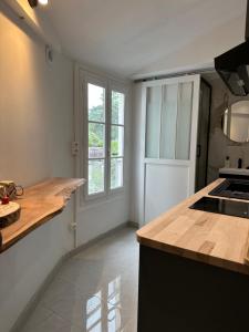 uma cozinha com um balcão e um fogão forno superior em Appartement calme design et Comfort em Orléans