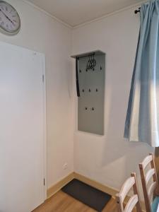 una habitación con un reloj en la pared y una puerta en Rebhaus Adams, en Moselkern