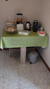 ティヴォリ・テルメにあるL'Orchidea di Aleの緑のテーブルクロスをかけたテーブル