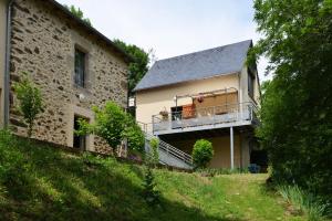 dom z balkonem na boku w obiekcie Chambres et Table d'hotes du calvaire w mieście Villefranche-de-Rouergue