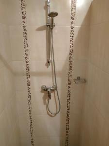 y baño con ducha con cabezal de ducha. en Holiday home Barbaroša, en Sveti Filip i Jakov