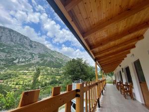 einen Balkon eines Hauses mit Bergblick in der Unterkunft Turi-Selcë 