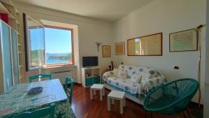 een kamer met een bed, een tafel en een raam bij Bellavista in Le Grazie
