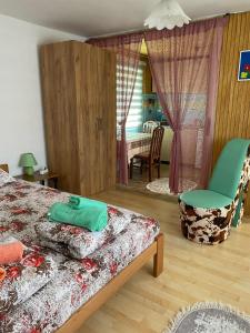 - une chambre avec un lit et une salle à manger dans l'établissement KOD BAKE, à Sokobanja