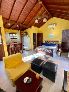 sala de estar con sofá amarillo y mesa en El Quincho en Costa del Este