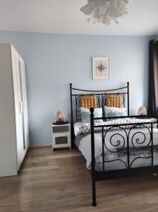 Postel nebo postele na pokoji v ubytování Apartamenty Przy Wydmie