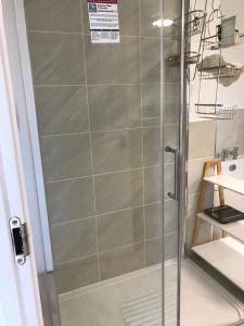 La salle de bains est pourvue d'une douche avec une porte en verre. dans l'établissement large en suite bedroom for 1-4 persons No breakfast provided, à Édimbourg