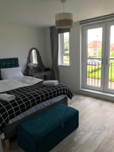 um quarto com uma cama e uma grande janela em large en suite bedroom for 1-4 persons No breakfast provided em Edimburgo