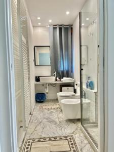 uma casa de banho com um WC, um lavatório e um chuveiro em CENTRAL HOUSE em Piove di Sacco