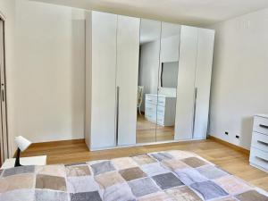 um quarto com armários brancos e um espelho grande em CENTRAL HOUSE em Piove di Sacco