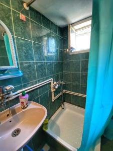 La salle de bains est pourvue d'un lavabo et d'une baignoire. dans l'établissement KOD BAKE, à Sokobanja