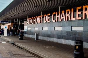 un bâtiment avec un panneau indiquant l'aéroport de chater dans l'établissement Station 173 E Bruxelles-Charleroi-airport, à Charleroi