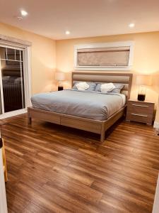 1 dormitorio con 1 cama y suelo de madera en Lotus Moon, en Charlottetown